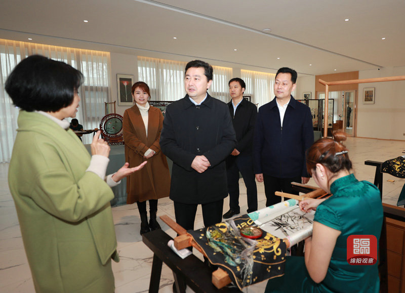 2021年2月27日 羅增斌在蠶?，F(xiàn)代農(nóng)業(yè)園調(diào)研（記者 賴杰 攝）.JPG