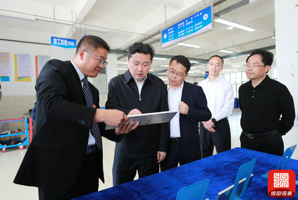 2021年4月23日 羅增斌在三臺(tái)職業(yè)技術(shù)學(xué)校調(diào)研（記者 賴(lài)杰 攝）.jpg