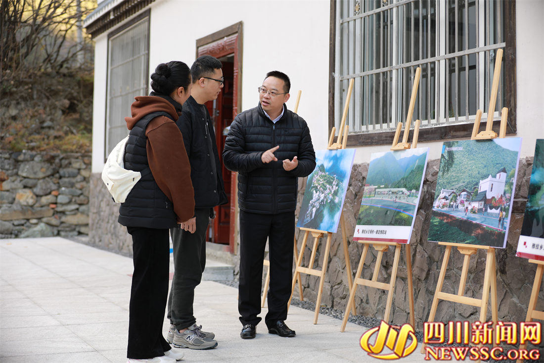 康定市委常委、副市長(zhǎng)王靖江向記者講述王母村的變化 (1).png