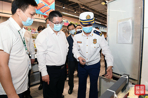2022年9月28日，李云檢查節(jié)前安全生產(chǎn)、疫情防控、市場供應(yīng)4  張莉 攝.jpg