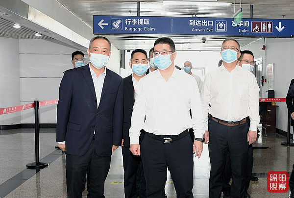 2022年9月28日，李云檢查節(jié)前安全生產(chǎn)、疫情防控、市場供應(yīng)(機(jī)場)5  張莉 攝.jpg
