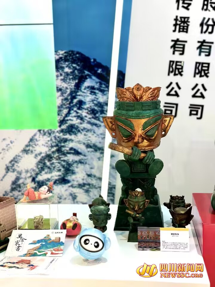 三星堆文物和潮玩手辦結合_副本.jpg