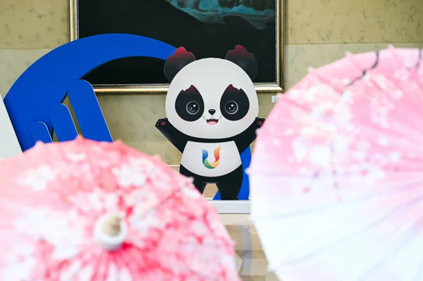 會場外展示的國家級非物質(zhì)文化遺產(chǎn)瀘州油紙傘。成都大運會執(zhí)委會宣傳部供圖