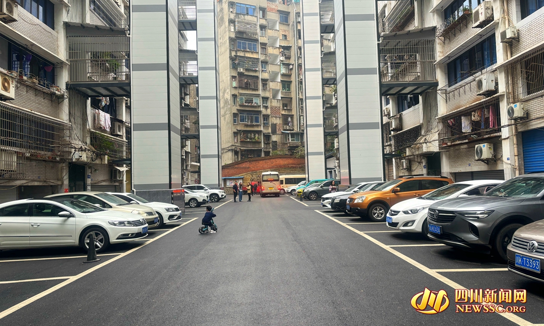 電業(yè)小區(qū)整齊的停車場、加裝了新電梯.jpg