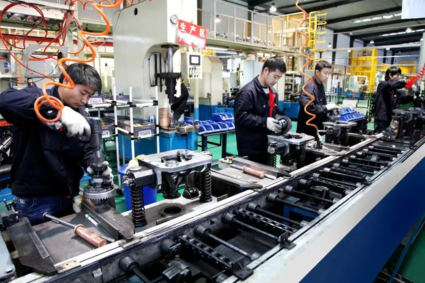 四川建安工業(yè)有限責(zé)任公司生產(chǎn)車間內(nèi)工人們在全力生產(chǎn)。 受訪者供圖