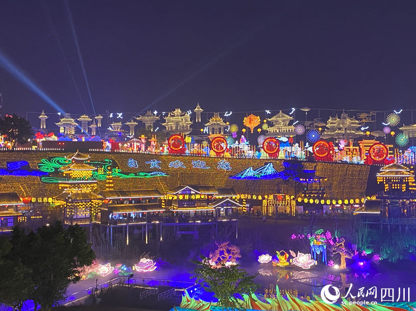 第30屆自貢國際恐龍燈會現(xiàn)場。人民網(wǎng) 王凡攝