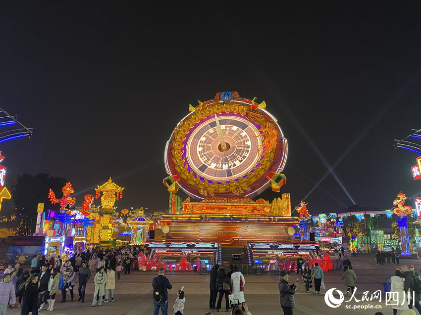 燈會開幕當晚，各地游客前來賞燈。人民網(wǎng) 王凡攝