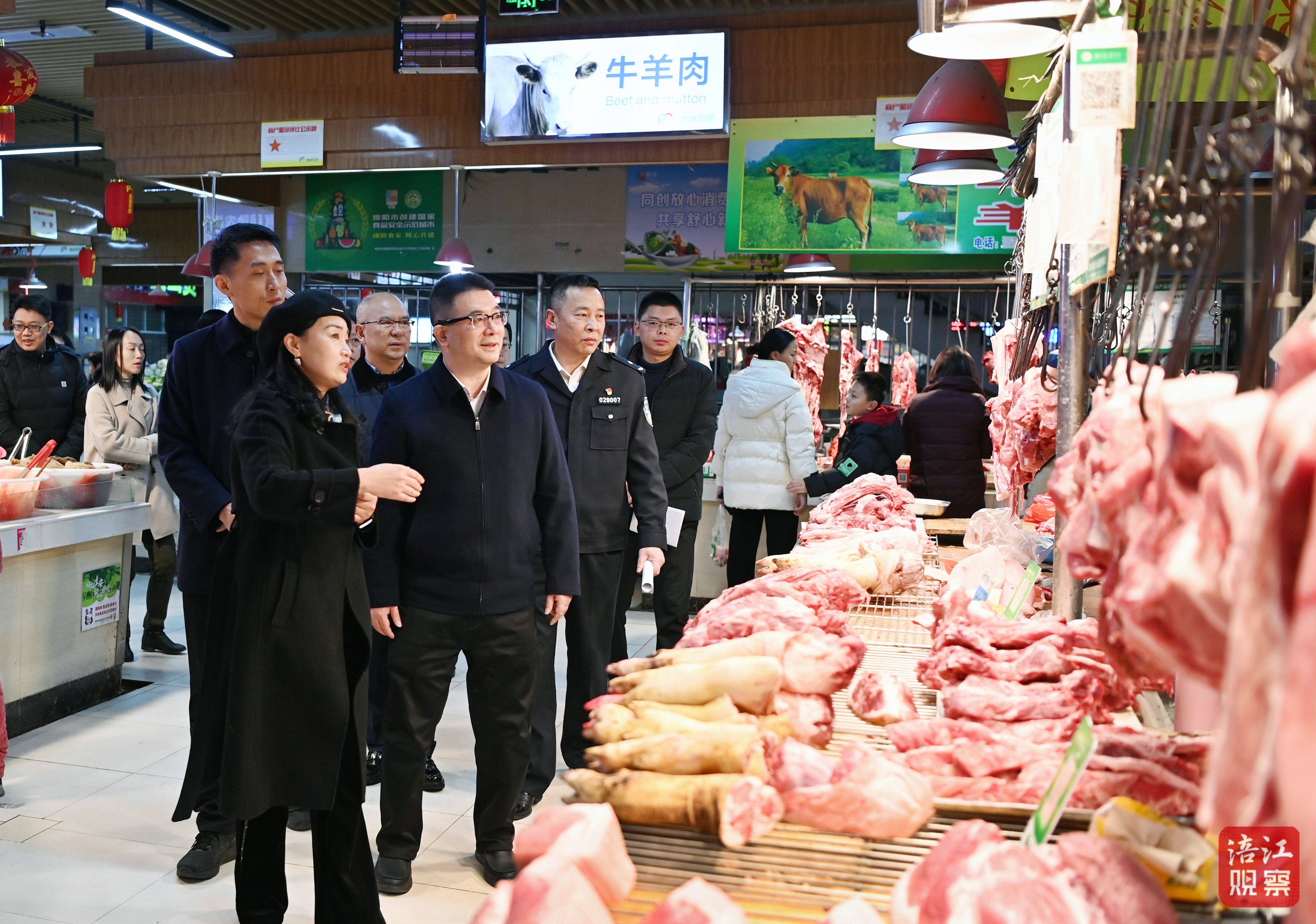 2025年1月27日，李云檢查節(jié)日供應(yīng)、安全穩(wěn)定工作‘，慰問一線職工8  張莉 攝.jpg